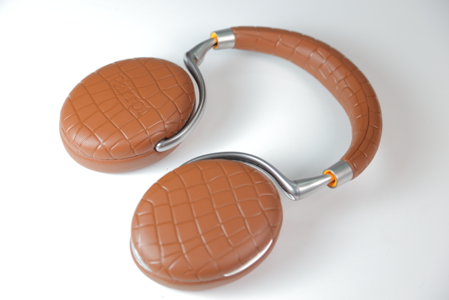 咖啡色的Parrot Zik 3皮面上有類似鱷魚皮的格狀壓紋。鋁合金的支架,結構相當結實。