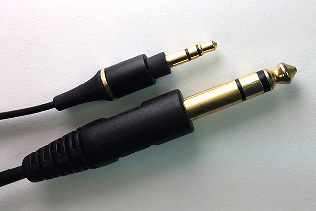 過去的非平衡式耳機端子,無論其直徑為6.3 mm或是3.5 mm,皆是採用TRS型式,端子上有兩個黑環將端子上的金屬部位分成三個接點,前端負責傳輸左聲道的正極訊號,中段負責傳輸右聲道的正極訊號,而左右聲道的負極則共用端子底部。